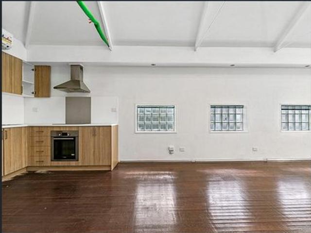 ACCESS ON PARK STREET Spacious Split Level Apartment incl power