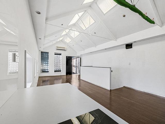 ACCESS ON PARK STREET Spacious Split Level Apartment incl power