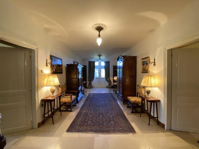 Accessible par une longue allée gravillonnée, cette élégante. 325m² Masseube