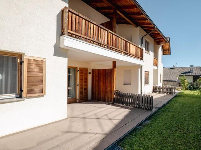 Accogliente appartamento con giardino in stile alpino