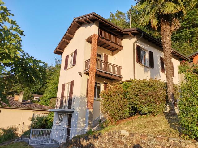 ACCOGLIENTE CASA TICINESE CON GIARDINO E VISTA SUL LAGO DI LUGANO