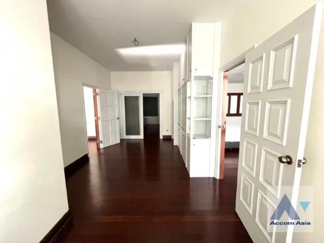 AccomA Classic design Home with Lawn and Carport, near BTS Victory Monument AA33319