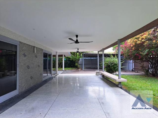 AccomA Detached house with pool and green space in New Phetchaburi AA40803