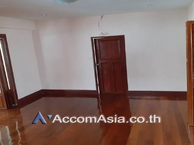 AccomA Home Office 3 BR House in Khwaeng Sam Sen Nai AA27421
