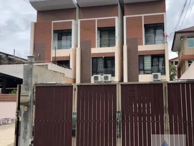 AccomA Home Office 4 BR Townhouse in Phaya Thai AA39134