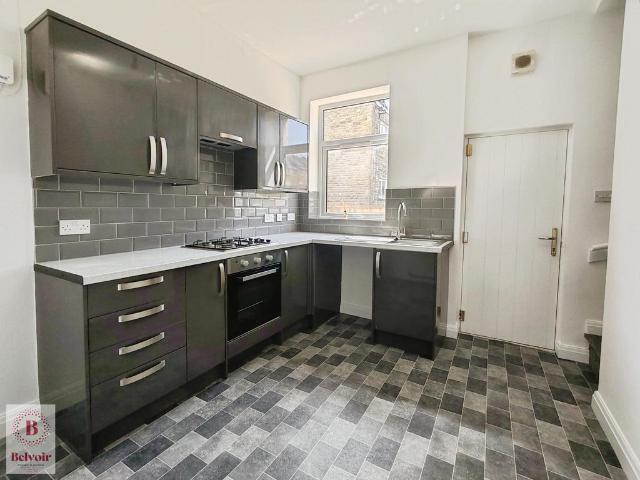 Accrington Road, Burnley, BB11 2 bed terraced house to rent £650 pcm £150 pw