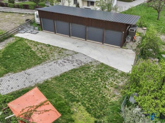 Acht Aussenparkplätze und fünf moderne Garagen in zentraler Lage
