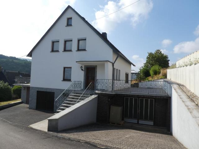 Achtung junge Familie Freistehendes Wohnhaus mit 2 Garagen und großen Terrassen in Fell
