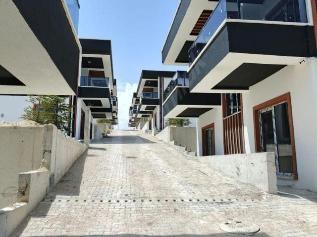 ACİL!. ZİRVE CADDESİNDE SİTE İÇERİSİNDE YAPILI '0' VİLLA
