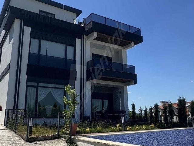 KOCAELİ BAŞİSKELEDE DENİZ MANZARALI,HAVUZLU MÜSTAKİL VİLLA