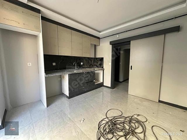 ACİLLL YENİ BİNA 3+1 ÖN CEPHE CADDE ÜZERİ