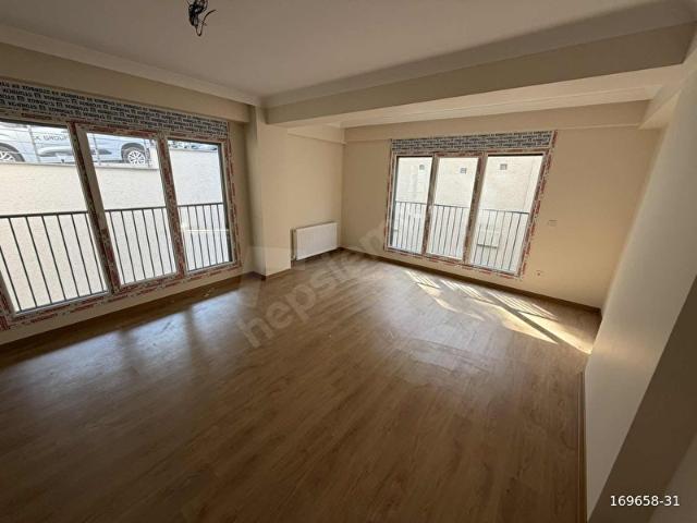 ACIBADEM CADDESİNE 1.BİNADA OFİS TARZI İŞLERE UYGUN GENİŞ DAİRE