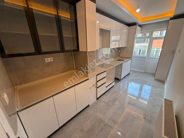 Acil Metro Yakını Ara Katta Full Yapılı Krediye Uygun 3+1 Daire!