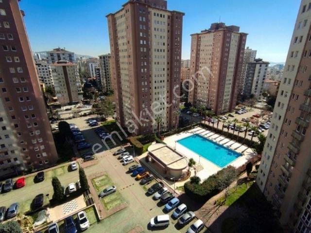 Acil Kozyatağı Baytur Konutları 3+1 Havuz Manzaralı