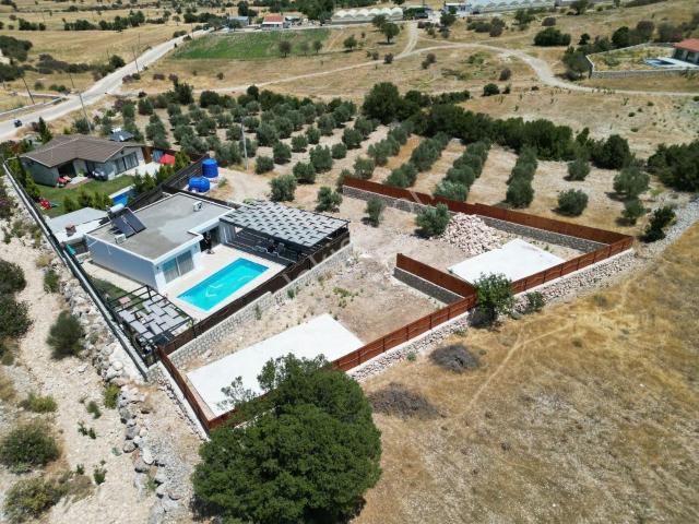 Acil Satılık Havuzlu Villa