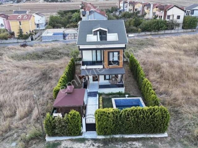 Acil Satılık Havuzlu Müstakil Villa