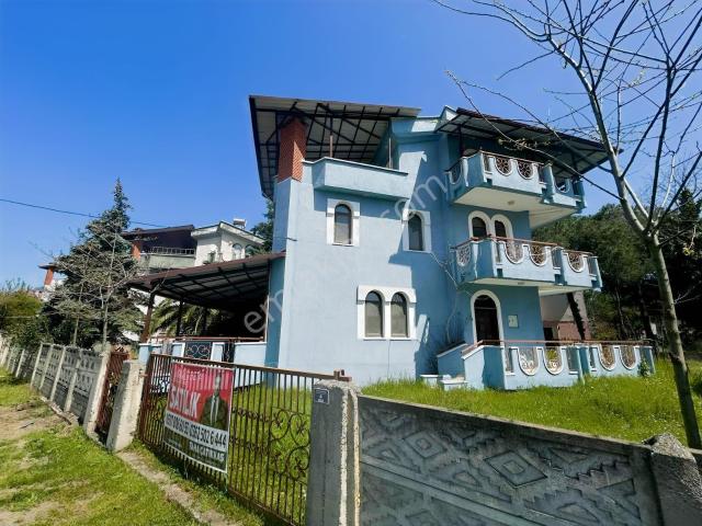 Acill Satılık! 5+1 Tripleks Sahile 500m. Villa