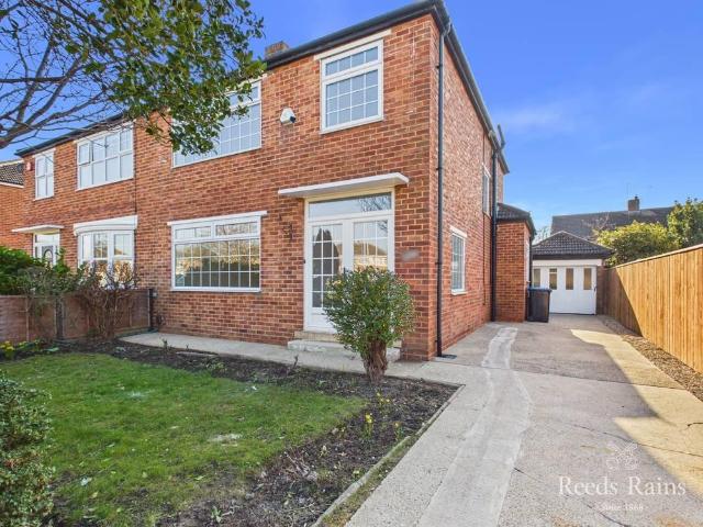 Acklam Road, North Yorkshire TS5 3 bed semi detached house to rent £1,200 pcm £277 pw
