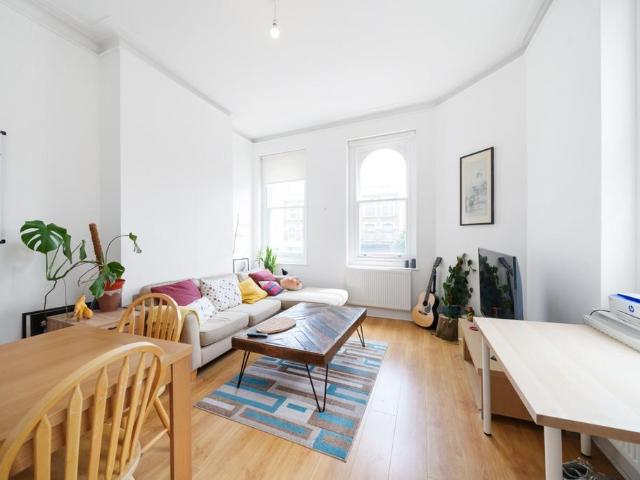 Acre Lane Brixton SW2 3 bed flat to rent £3,400 pcm £785 pw