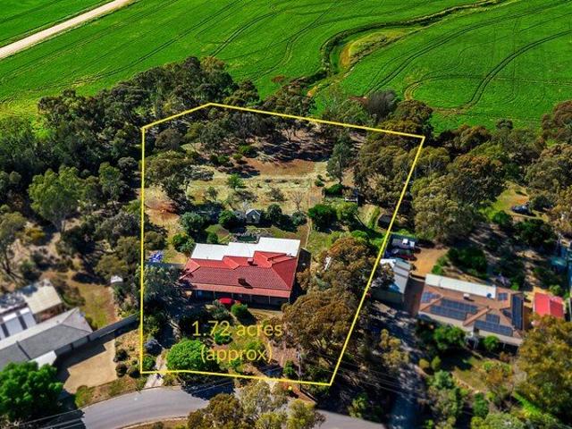 Acreage Charm Meets Everyday Space on Linda Street!