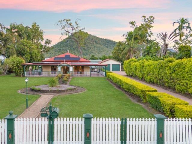 Acreage Charm, Mountain Views & Practical lifestyle for the family.