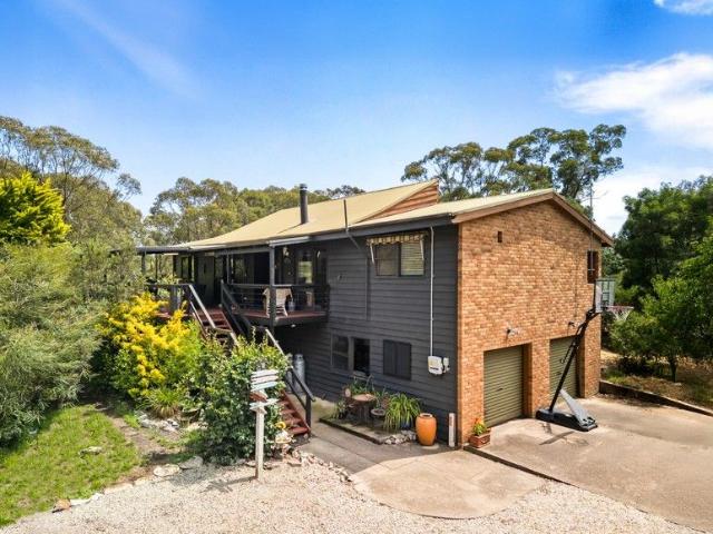 ACREAGE CHARM, FLEXIBLE FAMILY LIVING AND AN ESTABLISHED COUNTRY LIFESTYLE