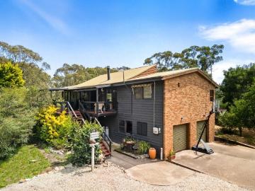 ACREAGE CHARM, FLEXIBLE FAMILY LIVING AND AN ESTABLISHED COUNTRY LIFESTYLE