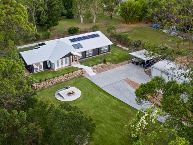 Acreage Elegance Meets Refined Family Living on 4,006m²