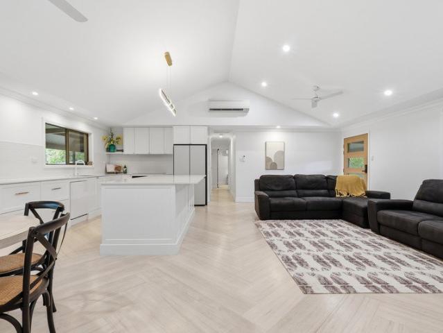 Acreage Elegance. Refined Living.