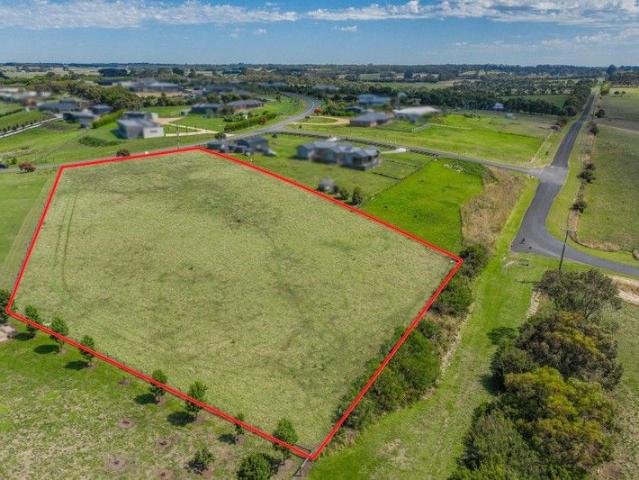 Acreage In Woodford