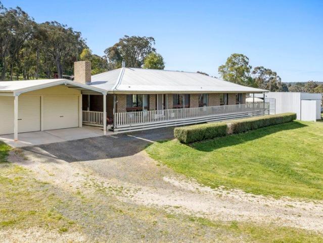 Acreage Lifestyle, Versatility & Exceptional Value