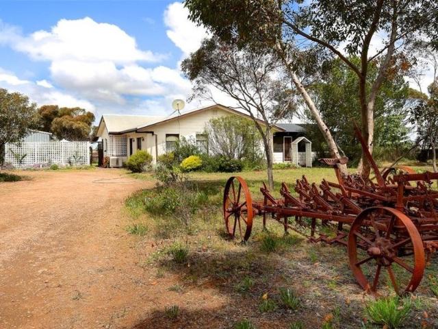 ACREAGE LIFESTYLE WITH SPACE, SHEDDING & ENDLESS POTENTIAL