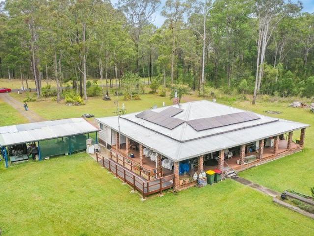 Acreage Lifestyle, Multiple Dwellings & Strong Rental Potential