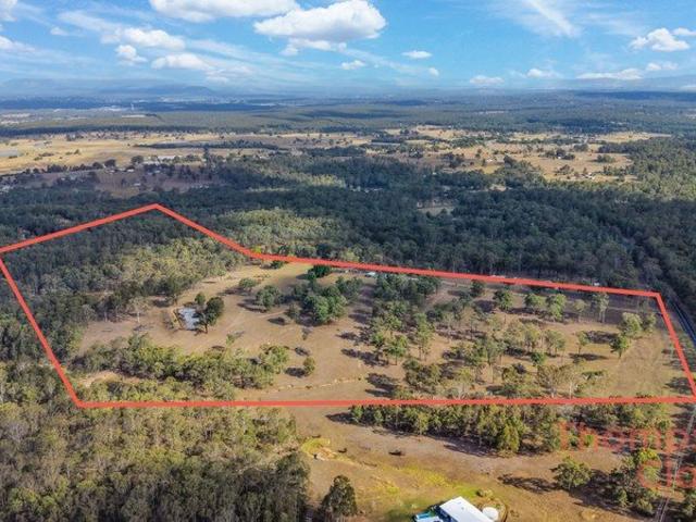 Acreage Lifestyle Only Moments From The City!