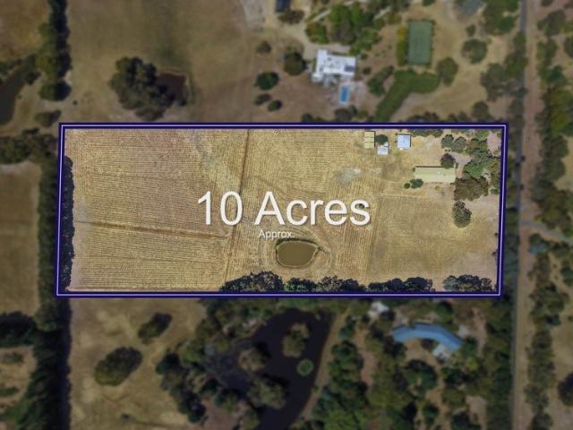 Acreage Lifestyle Property in Blue Ribbon Location