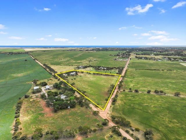 Acreage Lifestyle Property Space, Seclusion & Opportunity