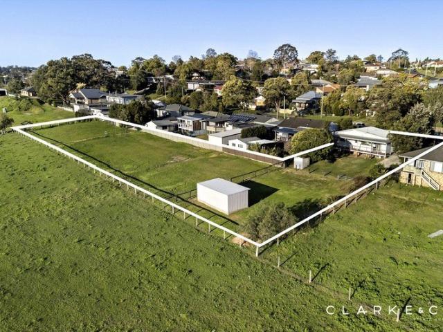 ACREAGE LIVING WITH BREATHTAKING RURAL OUTLOOKS!