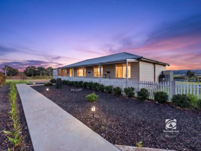ACREAGE LIVING WITH CHARACTER, COMFORT & INCREDIBLE VIEWS