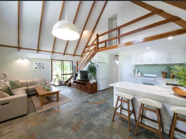 Acreage Living with Exceptional Outdoor Entertaining – $950 per Week Incl. Yard Maintenance