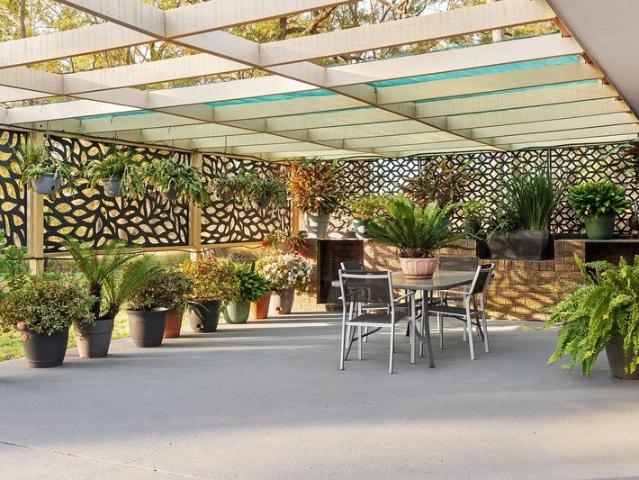 Acreage Living with Equestrian Style!