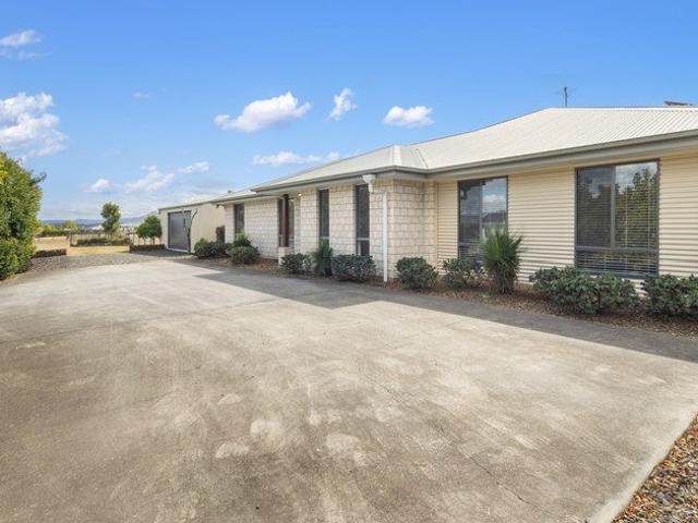 Acreage Living with Space, Views & Endless Potential