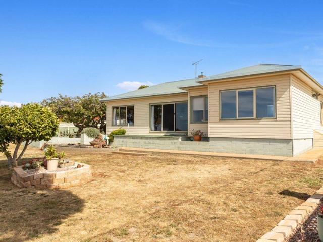 Acreage Living with Thriving Business Opportunity & Bass Strait Views!