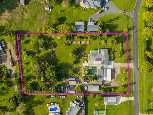 OWNERS BOUGHT ELSEWHERE Beautiful Home, Separate Teenage Retreat/Guest House, Inground Pool, Sheds on 8020m2!