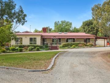Acreage Living at Its Finest Space, Style & Versatility on 8,400m²
