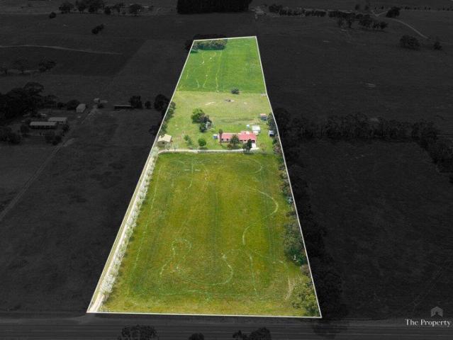 Acreage Living Close To Town