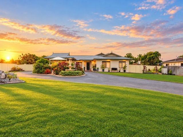 ACREAGE LIVING IN THE HEART OF TOWN