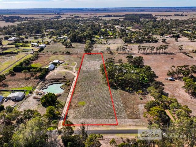 Acreage Living in Popular Location!