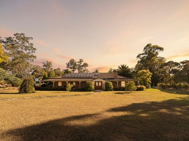 ACREAGE LIVING JUST MOMENTS FROM PENRITH CBD!