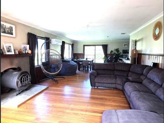 Acreage Living Meets Town Convenience – Spacious 4 Bedroom Family Home