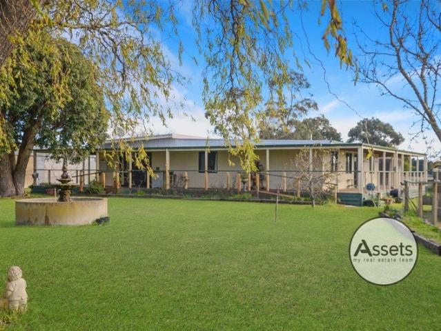 Acreage Living Minutes from Town